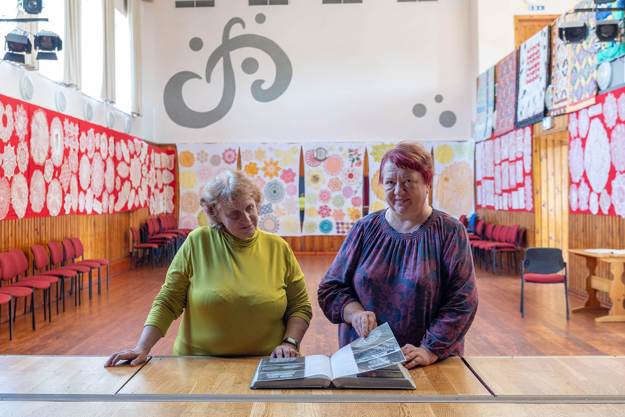 Lasva rahvamaja kultuurikorraldaja Sirje Kuuseorg (paremalt) ja perenaine Maarika Helde. Taamal ülesseatud näitus rahvamaja saalis. Fotod: AIGAR NAGEL